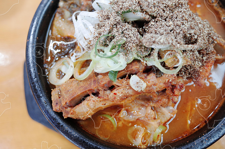 얼큰한 뼈다귀 해장국 감자탕 한사발 : 여행작가봄비 - 네이버 OGQ마켓